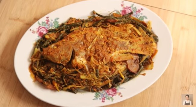 Ikan arsik ala Chef Devina Hermawan. (YouTube)